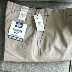 New with tags Dockers signature Khaki relaxed fit  Lux cotton stretch